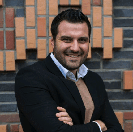 Jonas Gahlert - Inhaber der STRATEGIE SEO AGENTUR Hamburg und Das Team der STRATEGIE SEO AGENTUR am Holstenwall